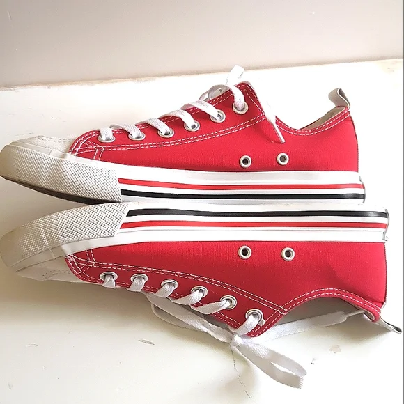 SKiCKS UW University of Wisconsin Badgers Women’s Low Top Sneakers Tennis Shoes - Picture 4 of 6